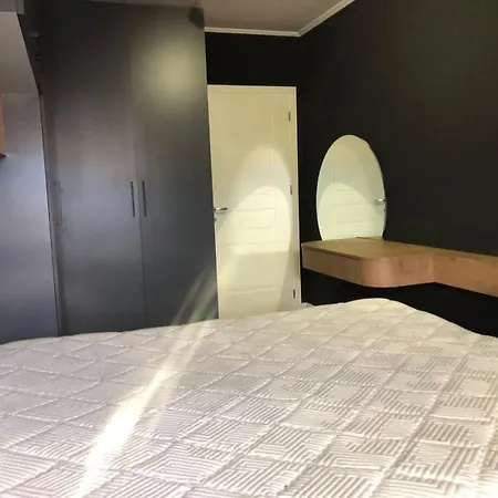 Tirent - Komuna E Parisit, 1 Apartment