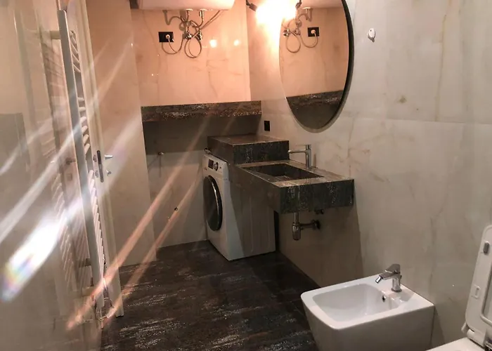 Tirent - Komuna E Parisit, 1 ティラナ