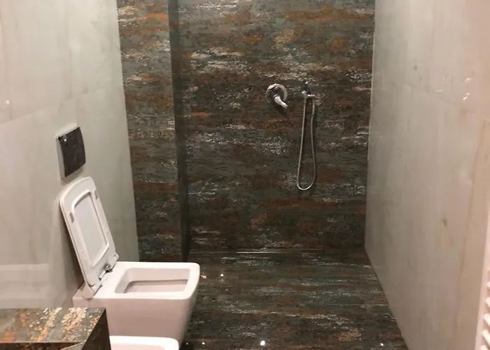 Tirent - Komuna E Parisit, 1 * ティラナ