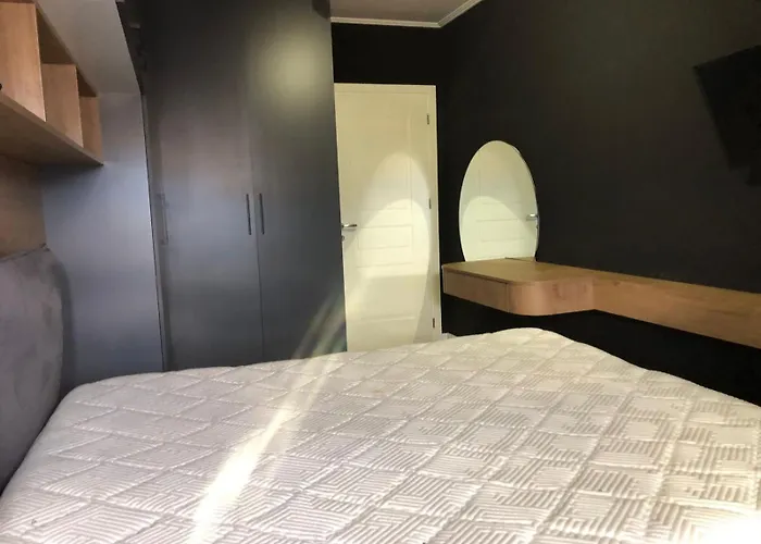 Tirent - Komuna E Parisit, 1 Apartman